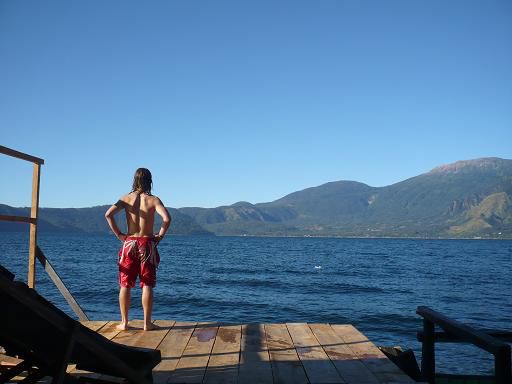 Morgens am Lago de Coatepeque, rechts oben der Vulkan, links der Simon