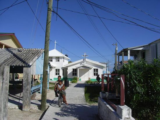 Die Hauptstrasse auf Juwel-Kay, aeusserst breit, einzigstes Verkehrsmittel Fahrrad