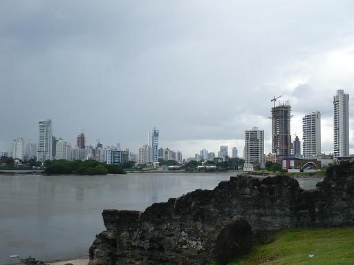 Die Skyline des Bankenviertels hinter den alten Mauern von Panama Viejo