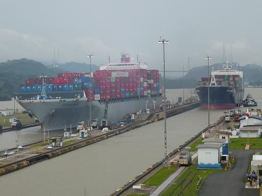 Zwei Panamaxfrachter bei der Einfahrt in die Schleuse