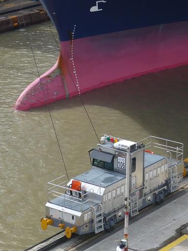 Von 8 dieser Lokomotiven werden die Schiffe manövriert sobald sie in die enge Schleuse fahren