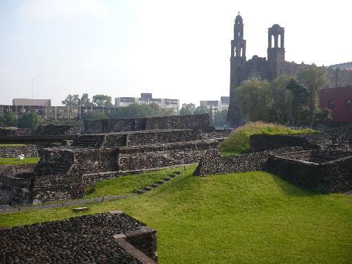 Drei Kulturen treffen aufeinander - aztekische Ruinen, koloniale Kathedrale und modernes Mexiko im Hintergrund