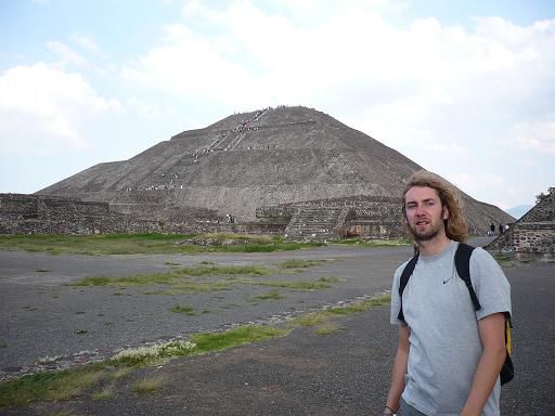 Fabian vor der Sonnenpyramide