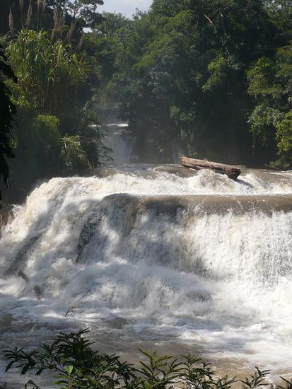 Tosende Wassermassen ergiessen sich nach unten