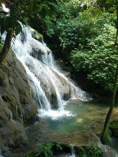 Erfrischende Wasserfälle im Dschungel