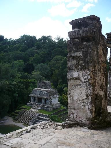 Blick vom Kreuztempel auf die darunter liegenden Anlagen