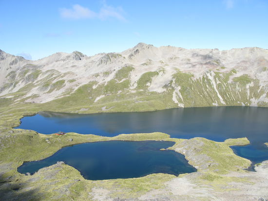 Angelous Hut liegt zwischen den beiden Seen