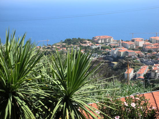 Unter uns der Ort Canico und der blaue Atlantik.
Einfach herrlich!