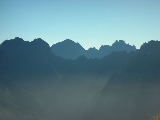 Im Hintergrund rechts der Pico das Torres und links der Pico Ruivo.