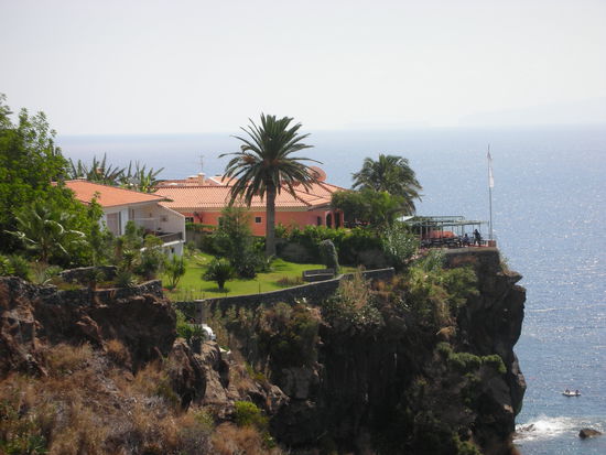 Rechts ein Restaurante, tolle Lage für Schwindelfreie.