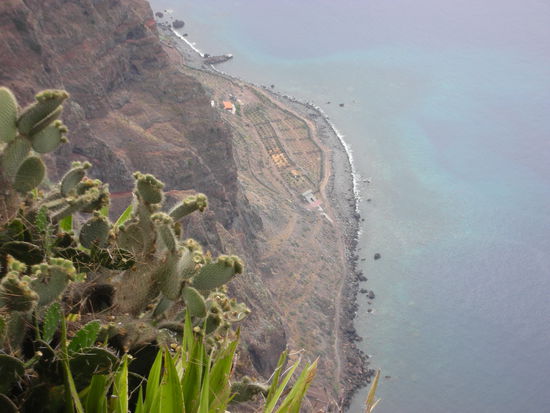 Blick nach unten zu den bewirtschafteten Feldern, die nur vom Meer aus zu erreichen sind.