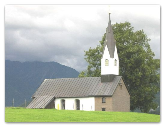 die Dorfkirche, im Hintergrund die  Hörnerberge