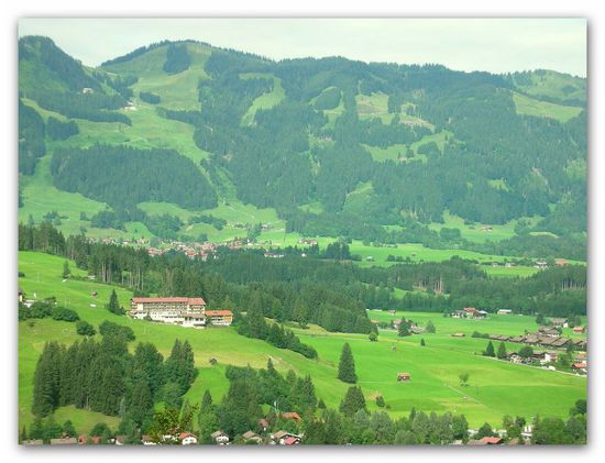 vom gleichen Standort wie Foto oben, ist Bolsterlang (hinten) sehr gut zu erkennenn