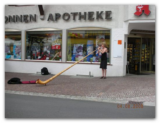 diese zierliche Dame hat nicht nur tut tut aus diesem Horn herausgebracht sondern fetzige Lieder