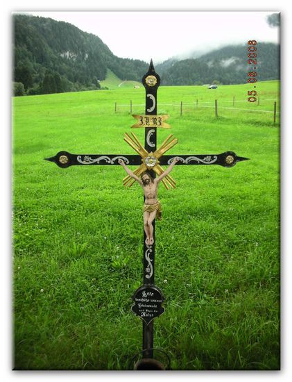 "Herr beschütze uns vor Feindesmacht und segne die Natur" war unter dem Kreuz zu lesen.