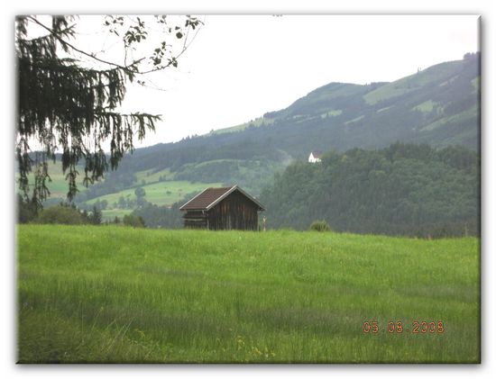 Im Hintergrund die Burgkapelle von Schöllang