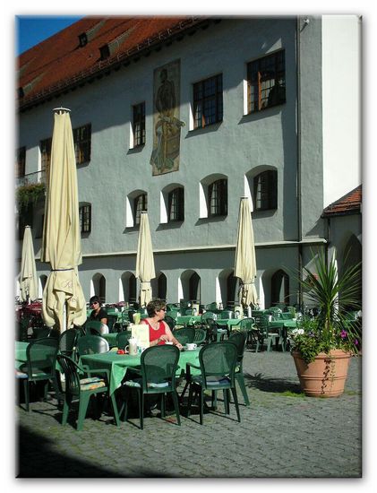 Gabi rührt im Kaffeesatz