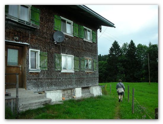 ein typisches, mit kleinen Schindeln versehenes, altes Allgäuer Bauernhaus