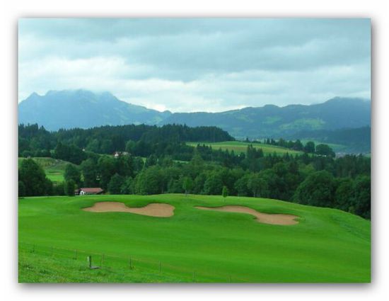 auf diesem Bild ist die terrassenartige Anlage dieses Golfplatzes gut zu erkennen