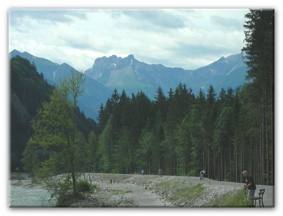 beeindruckend die Höfats, der zerklüftete Riese im Hintergrund