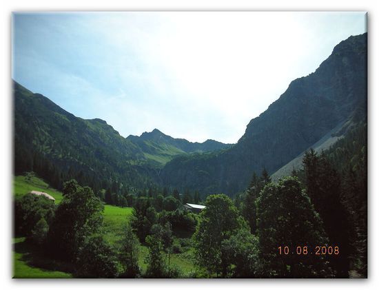 im Vordergrund die Geißalpe und wenn mich nicht alles täuscht, im Hintergrund das Nebelhorn