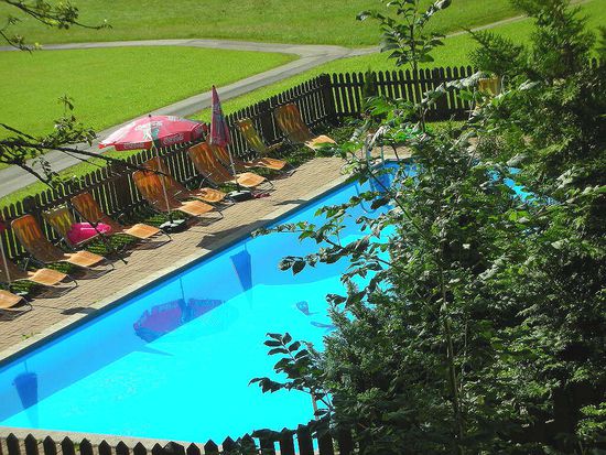 Dieser Pool, der ist beheizbar und das Wasser warm genug, und wer das bestreitet macht sich schuldig am Betrug. (Auszug aus dem Swimmingpool-Song)