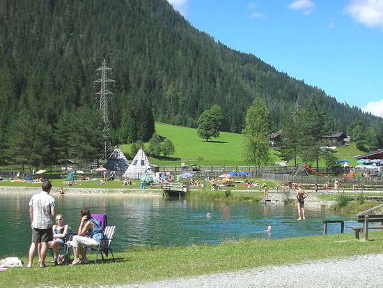 Badesee
mit Hochseilgarten und Restauration (Seestüberl).
Im Hintergrund der Bauernhof.