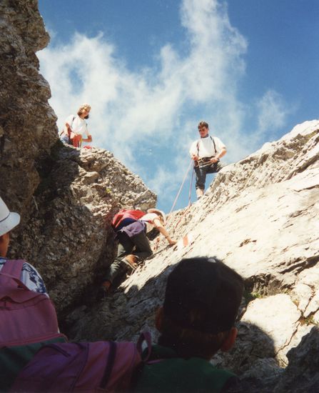 Eine kurze Kletterpartie mit Sicherung.
