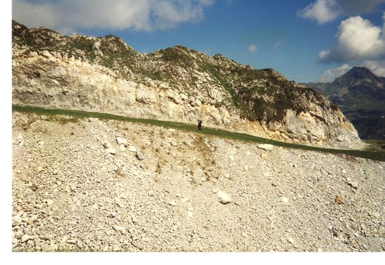 Wirtschaftsweg hinauf zur Bergstation der Zehnerkarspitzbahn.