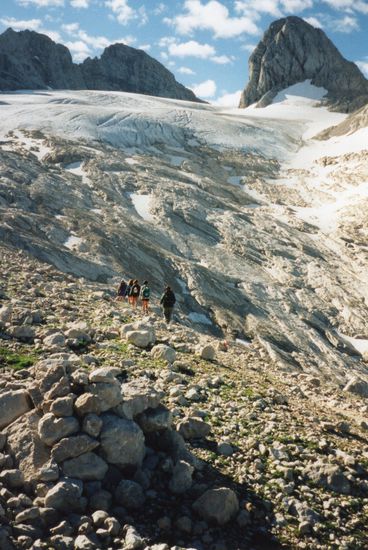 Wir befinden uns am 2. Tag auf dem Rückweg. 
Vor uns liegt der große Gosaugletscher und
darüber thront der Hohe Dachstein.