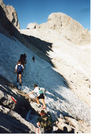 Der fantastische Weg führt über Schneefelder,
hier vorbei am Torsteineck und