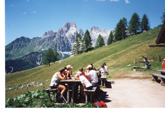 Die Sulzenalm wartet mit einem spektakulären Ausblick auf den Gosaukamm mit seiner alles überragenden Bischofsmütze auf.