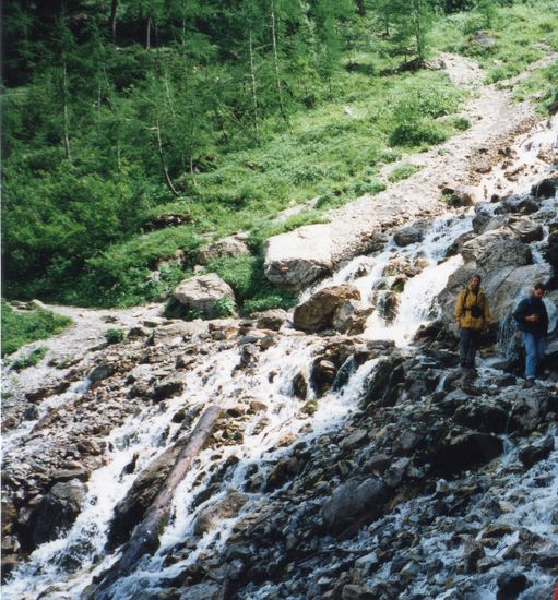 Der Weg hinauf zum See ist kein Spazierweg. Es geht recht flott nach oben, dabei ist unter anderem der Auslauf des Sees zu überqueren. Ein kleines Stück tiefer wird dieser Bach zum Wasserfall.