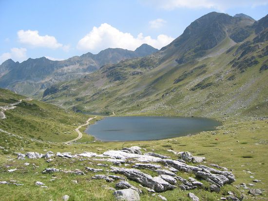 Der (kleine) obere Giglachsee. 
Auf diesem Foto nicht sichtbar der (große) untere Giglachsee, an dem sich ebenfalls eine Schutzhütte, die Ignaz-Mattis-Hütte, befindet.