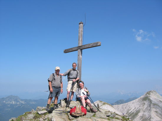 Ein wenig erschöpft, aber zufrieden.
Der Gipfel auf einer Höhe von 2456 Metern.
