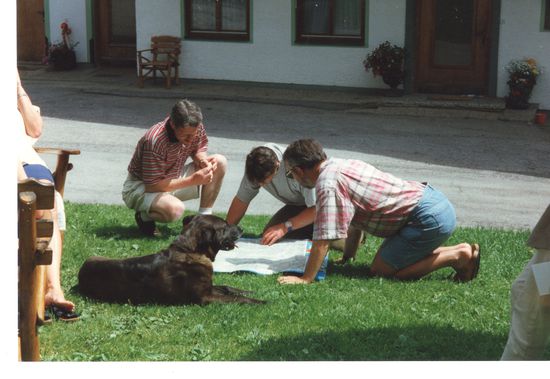 Am Abend vor der Wanderung wird nochmals der Streckenverlauf in Augenschein genommen.