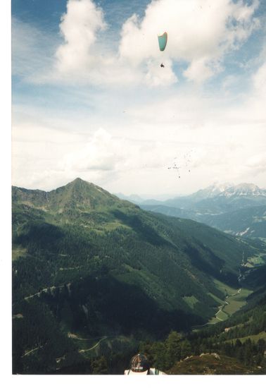 Ein Gleitschirmflieger oberhalb der Neudeckalm.
