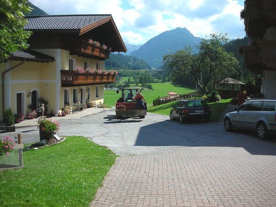 Traktor-Mitfahrmöglichkeit. Bei den Kleinen sehr beliebt.