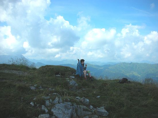 Wolkenberge türmen sich auf. Kein gutes Zeichen.
Für den Nachmittag hatte der Wetterbericht Gewitter angesagt.  
Wir brechen daher frühzeitig zum Abstieg auf.