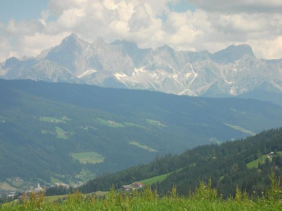 Die Aussicht vom Berggasthof Sattelbauer hinüber zum Dachsteinmassiv und nach unten in Richtung Radstadt.