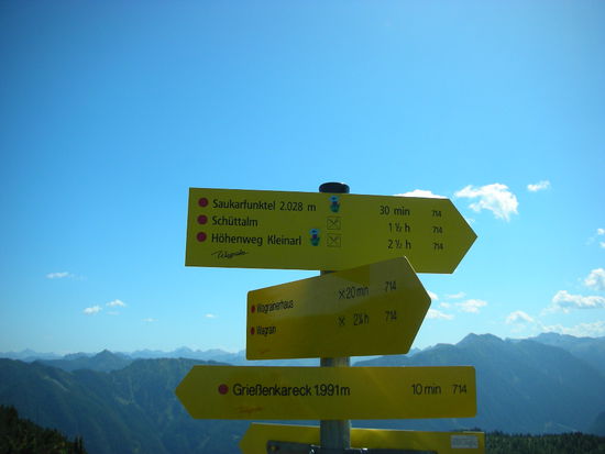 Damit man sich auch bestimmt nicht verläuft:
Das Grießenkardreieck. Bitte Richtung Schüttalm rechts einordnen.