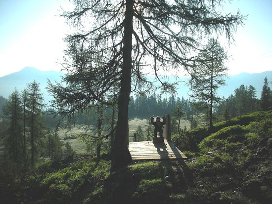 Diese aus Holz geschnitzte Figur (ähnlich einem Gorilla)
soll das Maskottchen bzw. die Identifikationsfigur eines Snowboard-Herstellers sein!? Oder so ähnlich.