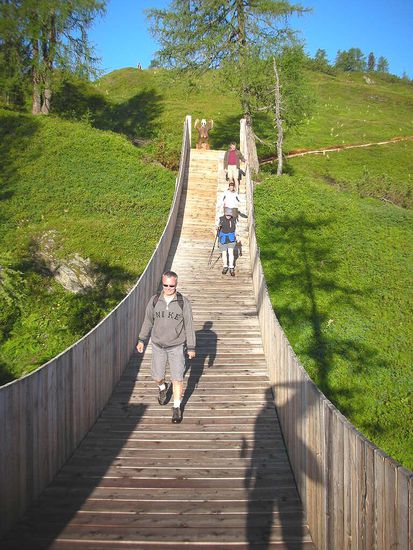 Diese Schaukel-Brücke wird im Winter von Snowboardern befahren.