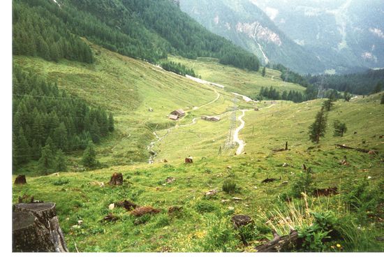 Der Blick zurück ins Tal mit dem Anstiegsweg.