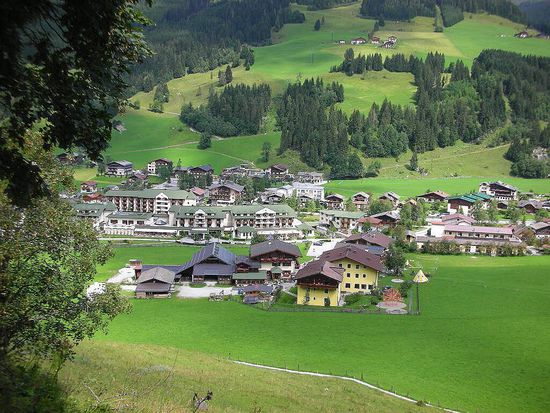 Oberhalb von Kleinarl. 
Heimatort der ehemaligen Skirennfahrerin Annemarie Moser Pröll.