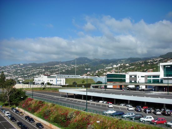 Über eine Brücke auf dem Weg zu unserem Leihwagen.