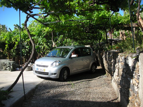 Einparken vor unserer Unterkunft auf sehr engem Raum.
Aber machbar mit unserem Kleinwagen!
