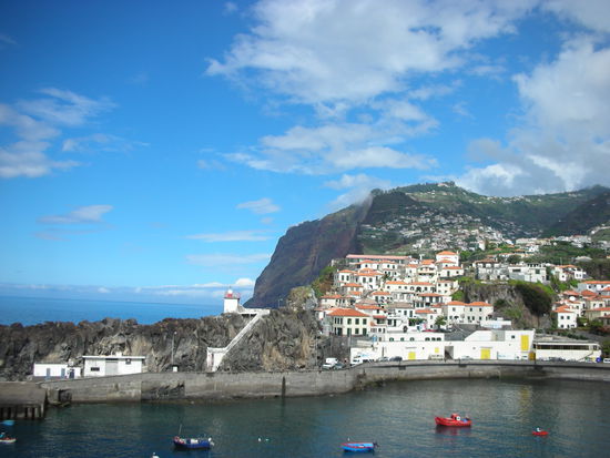 Teilansicht des Ortes mit Cabo Girao im Hintergrund.