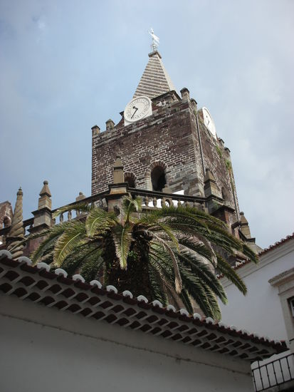Der Kirchturm der Kathedrale Funchals "Se"