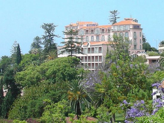 Auf unserm Heimweg, unterhalb unserer Unterkunft, ein Haus der Extraklasse: das Luxus-Hotel Reid`s.
Die tägliche Tea-Time, die ganz penibel im alten englischen Stil mit langer Tradition durchgeführt wird, ist weltberühmt. Diese kann von jedermann aufgesucht werden zu einem Preis von zur Zeit EUR 29,00 pro Person, aber selbstverständlich nur mit vorheriger telefonischer Tischreservierung.
Bei unserem nächsten Besuch werden wir unser Quatier hier aufschlagen , dann brauchen wir zumindest nicht telefonisch reservieren!